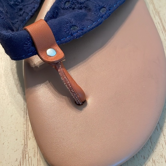 TORRID Women's Blue Eyelet Flip Flops Sandals 8ww extra wide width Slip On - Picture 3 of 8